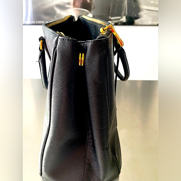 PRADA SAFFIANO LUX O BN1786 BAG, AUTHENTIC WITH PASSPORT - Picture 6 of 16